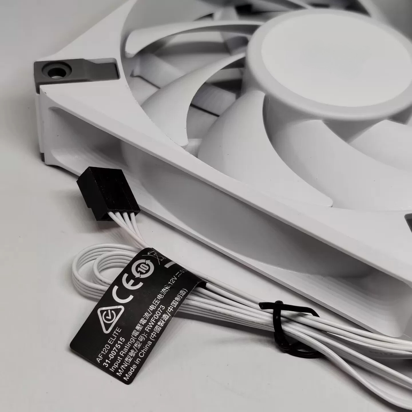 Corsair AF120 ELITE Silent 120 - Case Fan Controller のレビューと価格